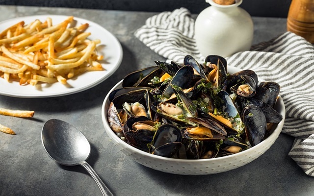 Moules frites - món ngon trứ danh nên thử khi đi tour du lịch Bỉ